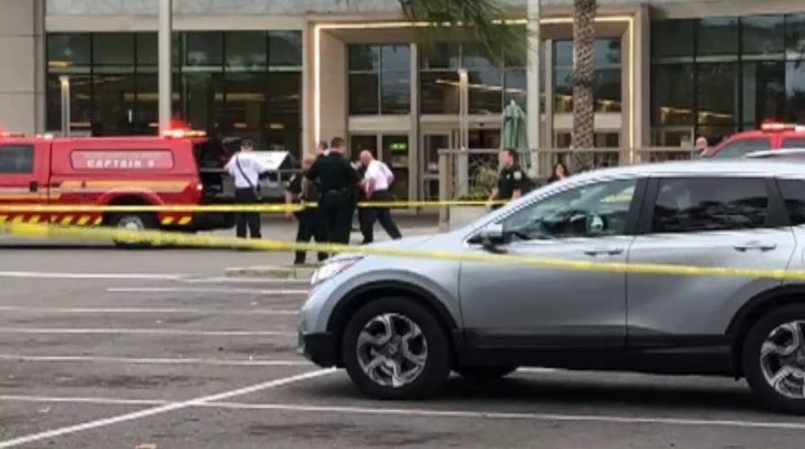 Chaos, injuries as jewelry thieves use fireworks to rob mall