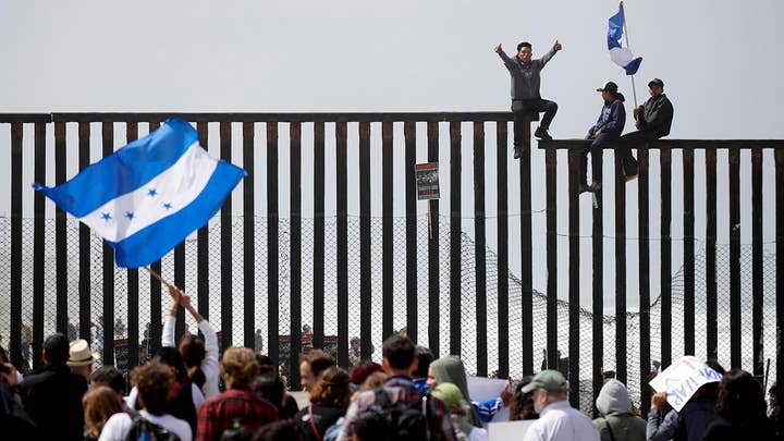 Migrant caravan makes mass push for asylum