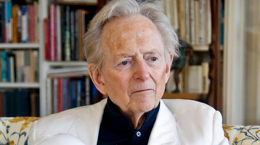 Best-selling author Tom Wolfe dies