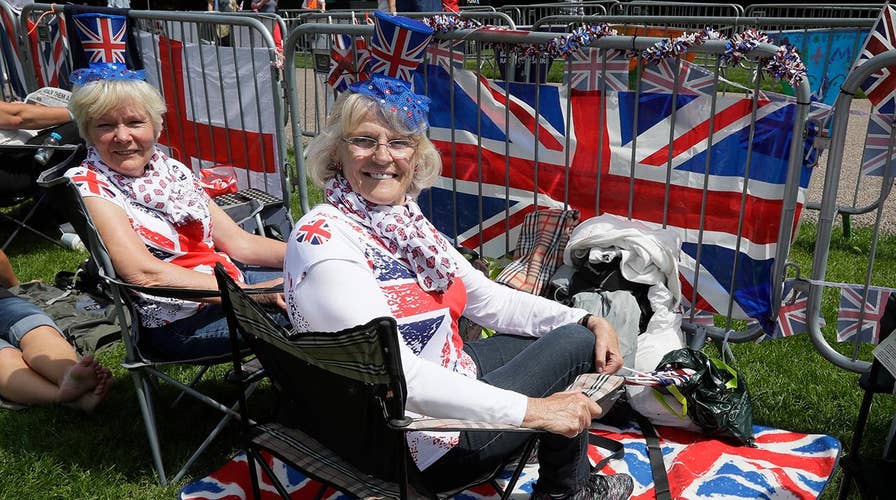 Royal fans flock to Windsor Castle