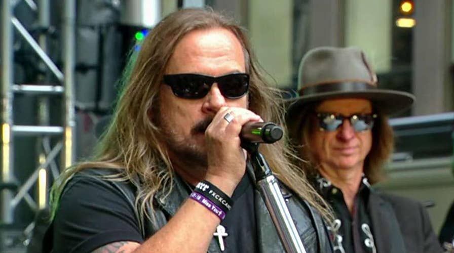 Lynyrd Skynyrd performs 'Sweet Home Alabama'