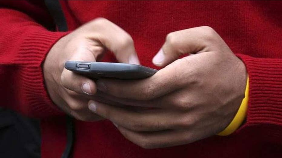 Káº¿t quáº£ hÃ¬nh áº£nh cho Mobile phones are giving us 'HORNS': People spend so much time hunched over screens that 'bony spikes' are developing on the backs of our skulls