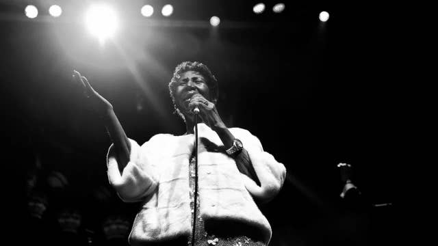 Aretha Franklin 'gravely ill,' surrounded by family