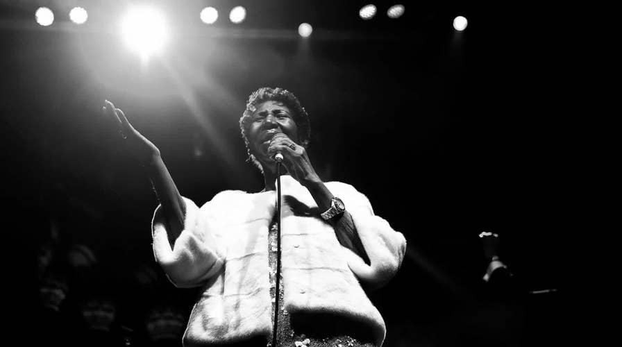 Aretha Franklin 'gravely ill,' surrounded by family