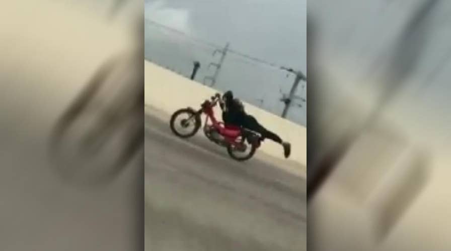 Daredevil motorcyclist performs stunt on Texas highway