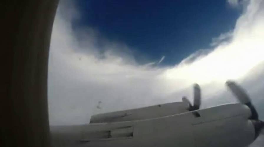 NOAA plane flies into the eye of Hurricane Lane