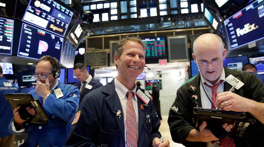 Stocks keep rocking: Dow closes out week strong