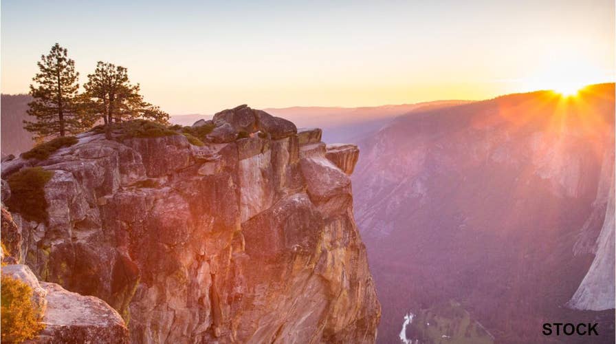 Photographer captures stunning photo of mystery couple's proposal at Yosemite