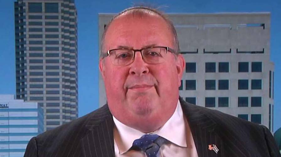 Conservative rabbi prays with Trump after synagogue attack