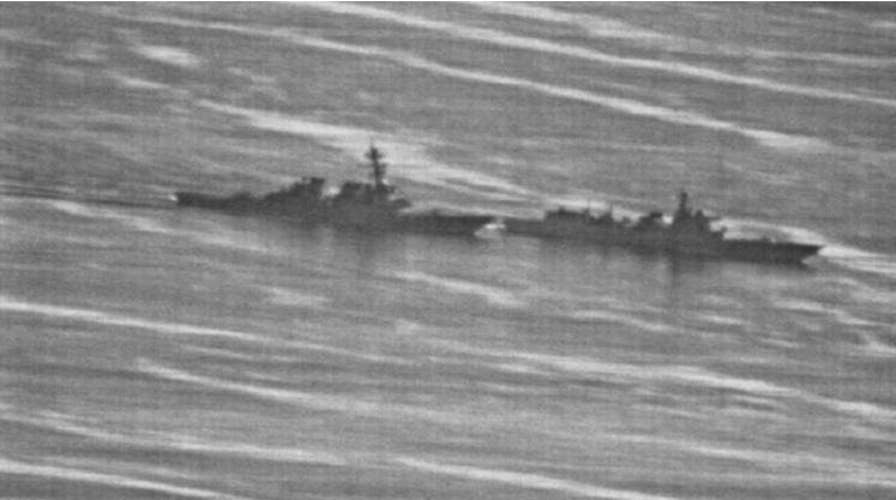 Photos reveal a confrontation between US and Chinese warship