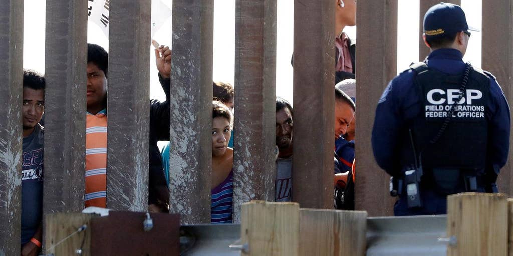Border Patrol Nearly 1000 Migrants Rushed Border Crossing Fox News Video
