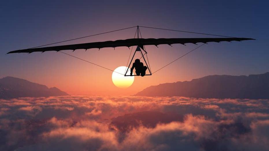 hang glider clutches to