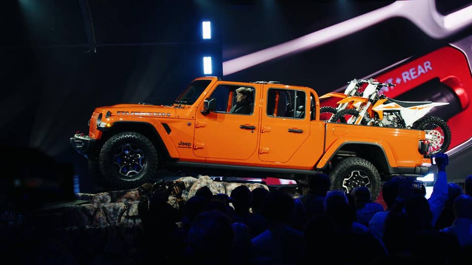 Jeep Wrangler Apps >> L.A. Auto Show: The 2020 Jeep Gladiator pickup is a ... Jeep Wrangler Apps >> L.A. Auto Show: The 2020 Jeep Gladiator pickup is a ...