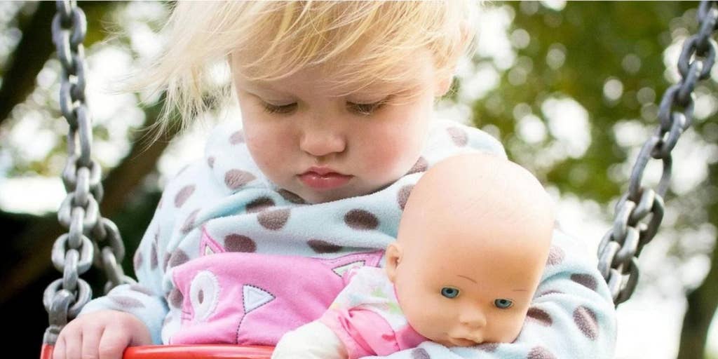 Dad's photo of daughter sleeping on swing takes scary turn | Fox News Video