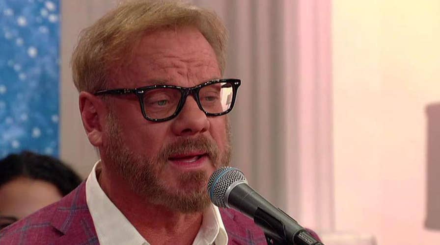 Phil Vassar performs 'Not So Silent Night'