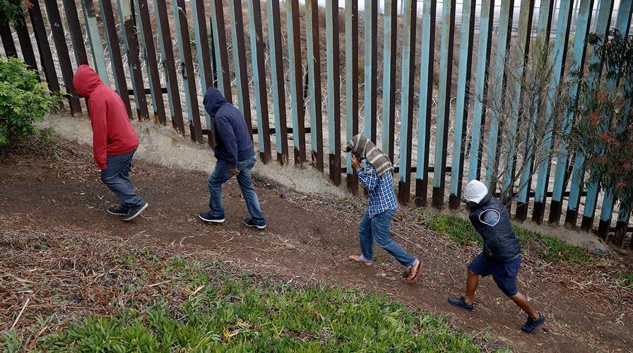 Honduran Woman, 19, In Migrant Caravan Scales Border Wall To Give Birth ...