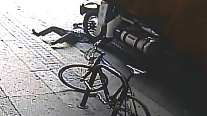 Calif. man pushes stranger into traffic