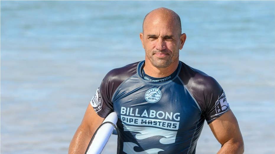 Kelly Slater pulls off 'Houdini Tube Ride' after falling off board, getting back on mid wave