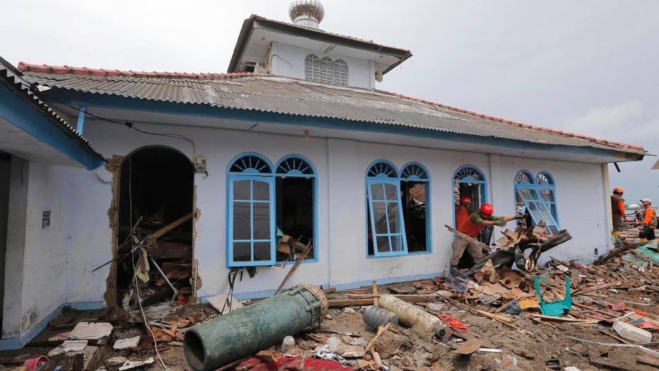 Indonesia tsunami latest: Death toll climbs to over 429, thousands left homeless