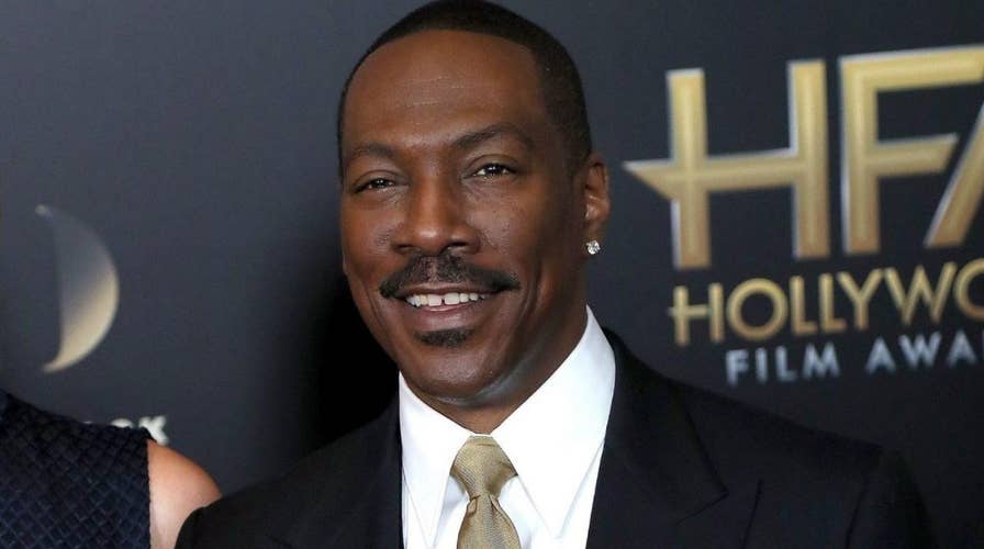 Eddie Murphy poses in Christmas photo with all 10 of his kids