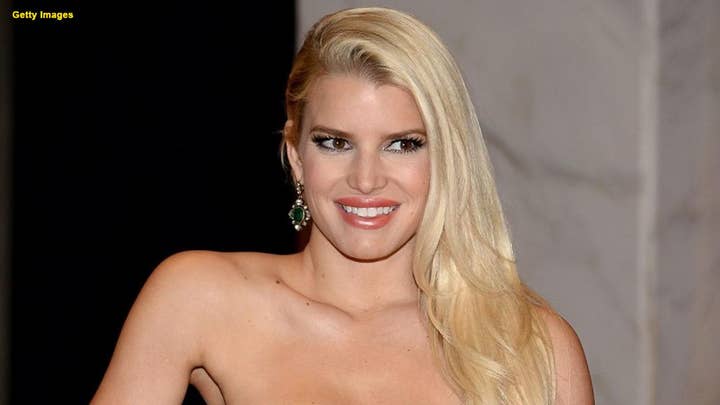 Pregnant Jessica Simpson shares photo of swollen foot
