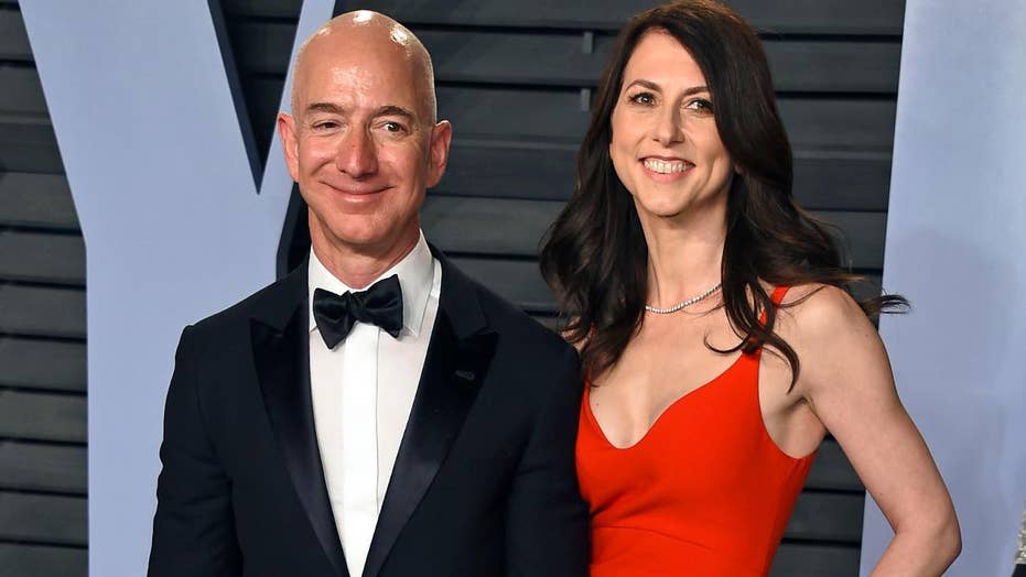 Jeff Bezos attends Super Bowl dinner without Lauren Sanchez