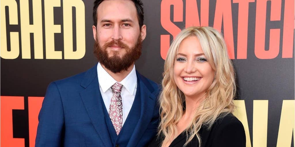 Kate Hudson Shows Off Toned Abs In Instagram Selfie Months After Giving Birth To Third Child Fox News And that she did, posting an instagram. kate hudson shows off toned abs in