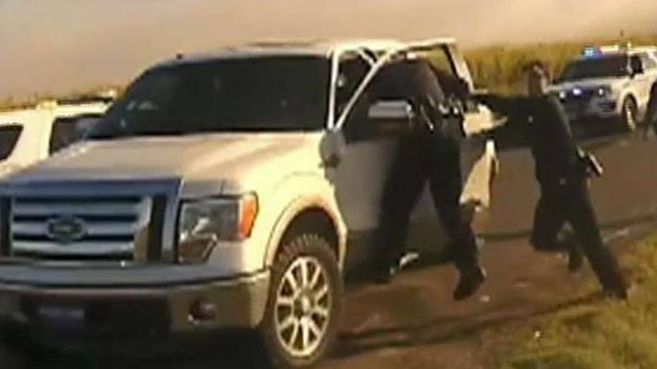Texas police officer clings to window as suspect drives off, evades authorities