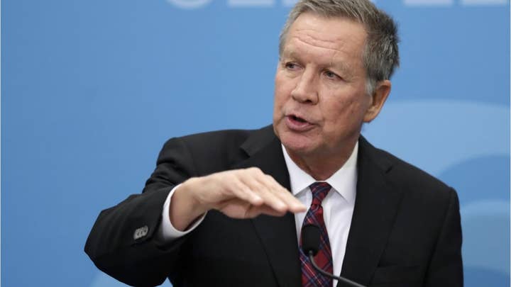 'Difficult People' star fumes after John Kasich gets her airplane seat