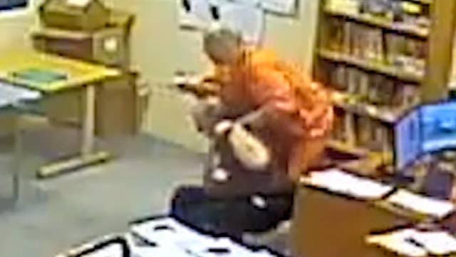 Dramatic video as inmate takes prison librarian hostage