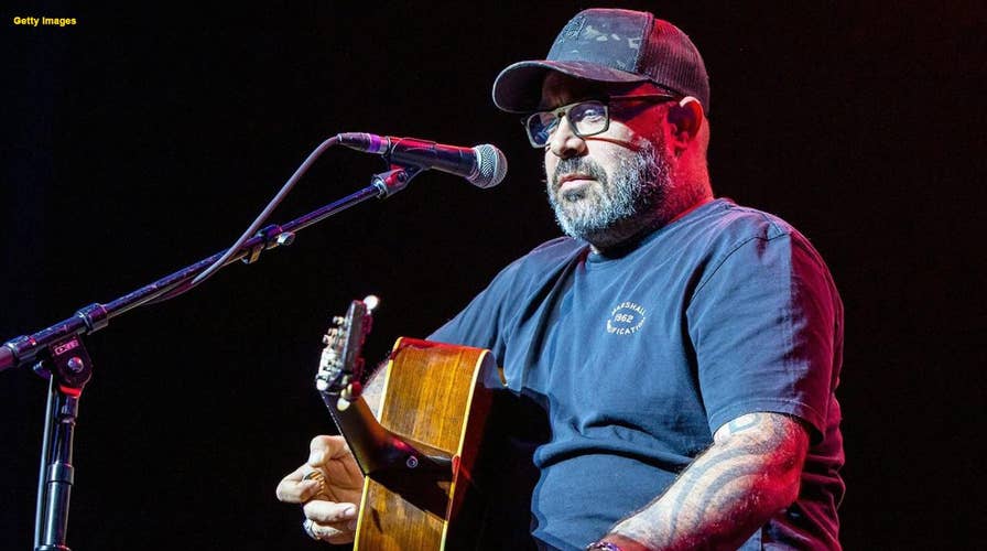 Singer Aaron Lewis tells his audience he doesn't know Spanish because he’s an American