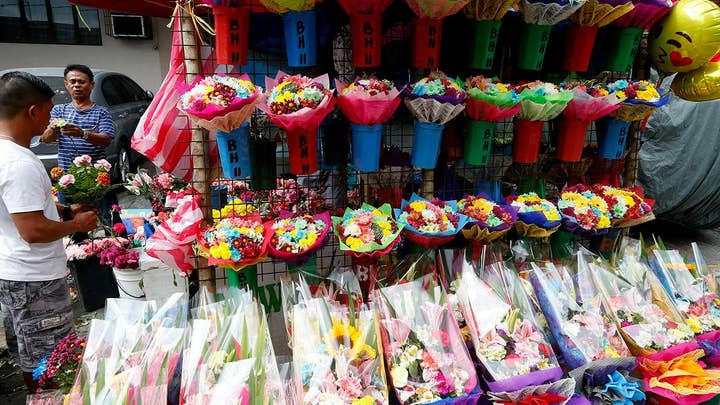 Men expect to spend more than women expect to on Valentine's Day