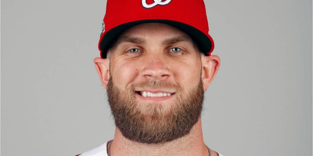 T-R-A-I-T-O-R: Bryce Harper hears boos, hits HR, flips bat