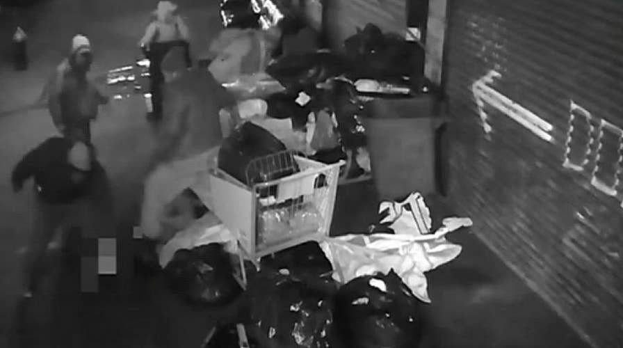 Warning, graphic content: NYPD search for men who attacked homeless man in Brooklyn, stole money