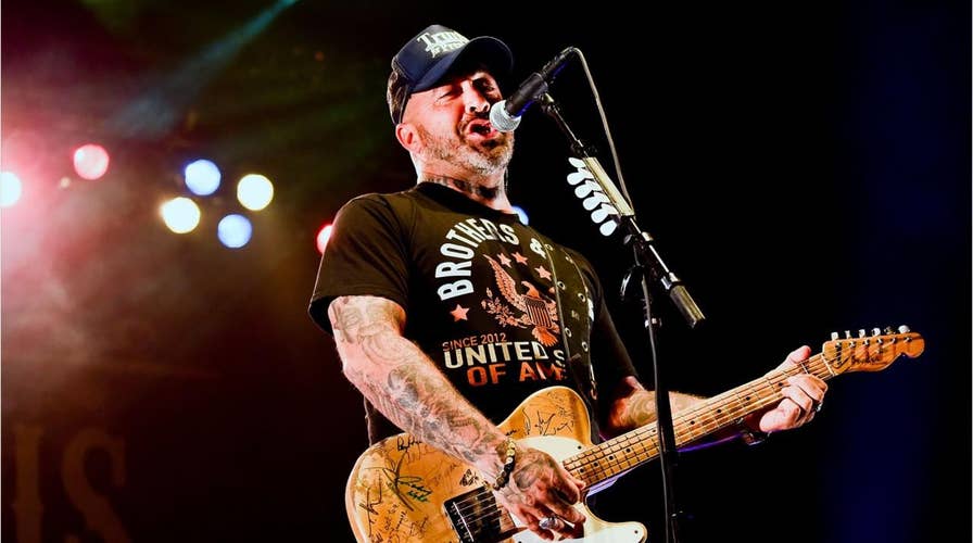 Singer Aaron Lewis curses at crowd, storms off stage