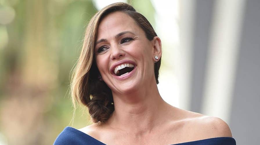Jennifer Garner plays saxophone for Reese Witherspoon’s birthday