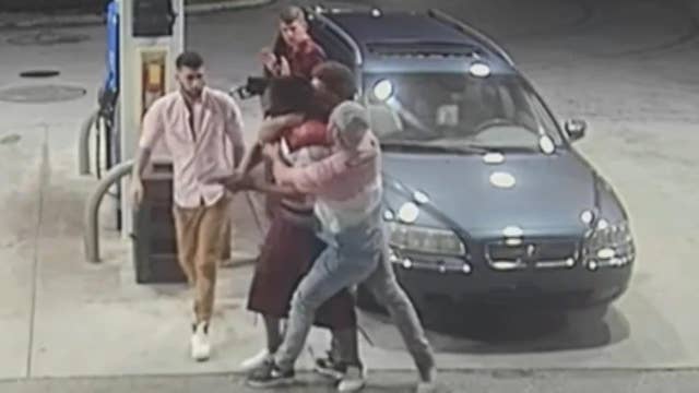 Spring breakers fight back against gunman in attempted robbery caught on camera 
