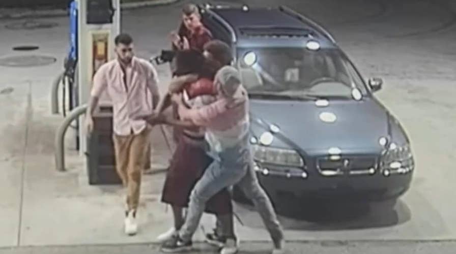 Spring breakers fight back against gunman in attempted robbery caught on camera