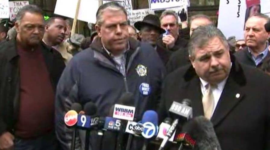 Critics, supporters of Chicago prosecutor Kim Foxx hold dueling rallies over Smollett case