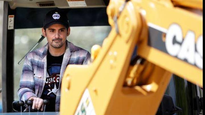Country star Brad Paisley begins construction on space that will become a free grocery store to support needy families