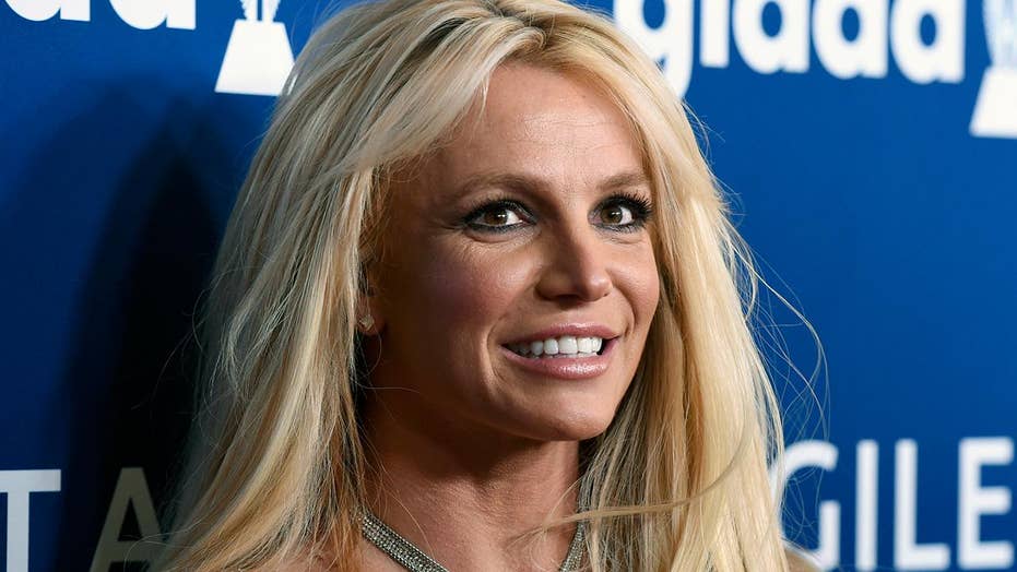 Britney Spears 2019 blond clair cheveux & beachy style de cheveux.