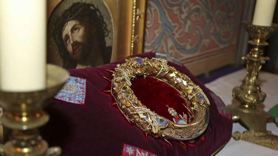 Hero priest saves precious artifacts from Notre Dame Cathedral ...
