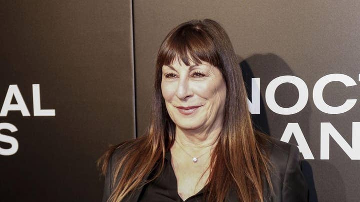 Anjelica Huston tears into Diane Keaton, Robert de Niro