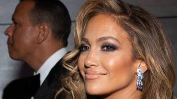 Jennifer Lopez flaunts toned abs, athletic physique in Instagram photo