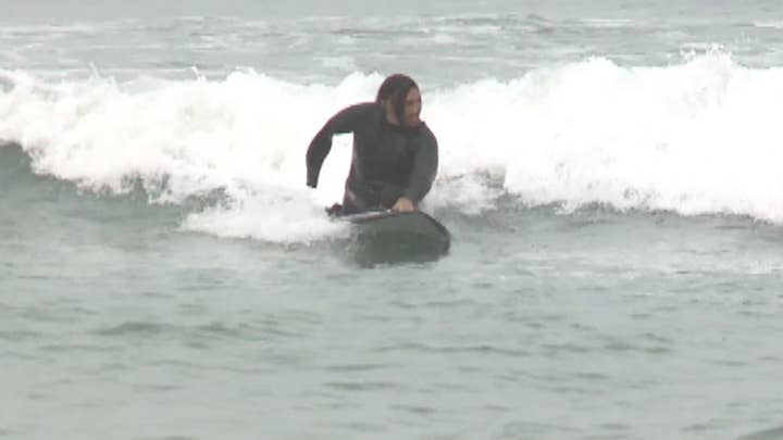 US veteran with no legs, one arm plans to compete in Hawaii surfing competition