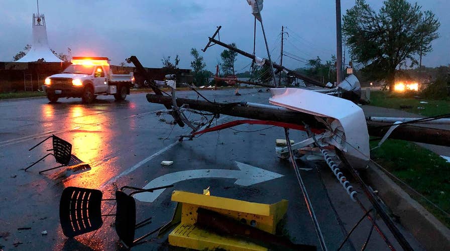 Violent tornado blows through apartment complex in Jefferson City, Missouri