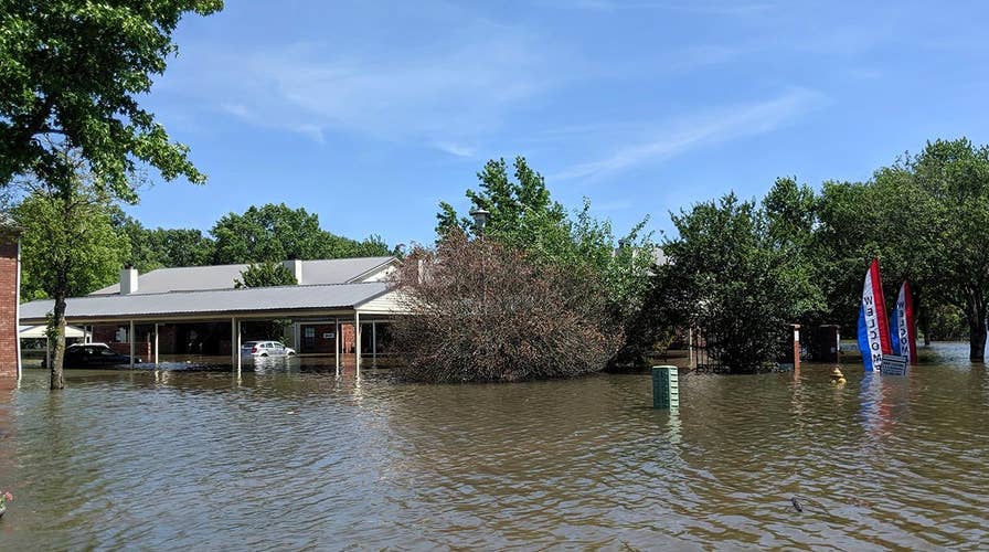 Arkansas River breaches Dardanelle Levee, sending rushing water into community