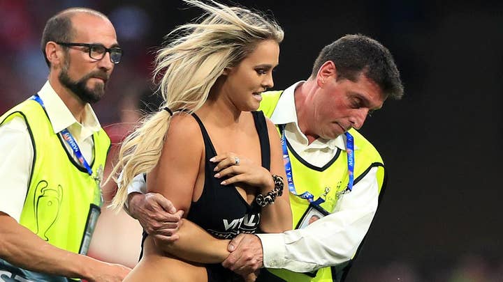 Special souvenir for streaking swimsuit model