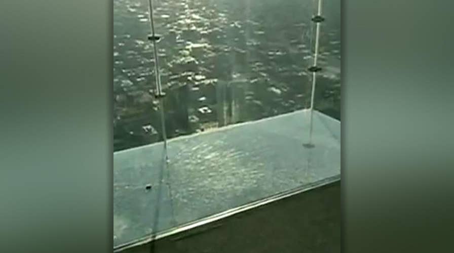 Protective layer on Willis Tower SkyDeck cracks under visitors' feet