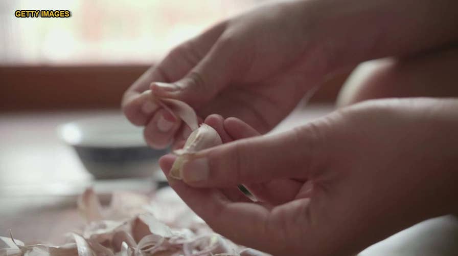 Twitter user's garlic-peeling secret mesmerizes Internet